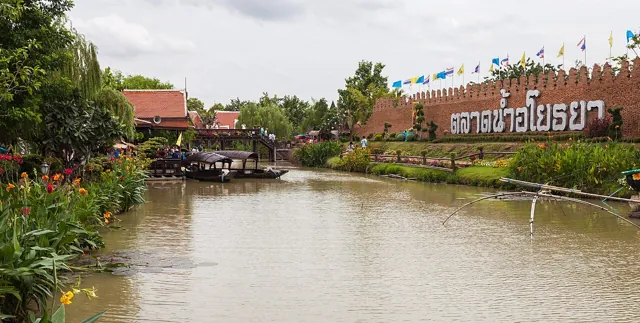 ตลาดน้ำอโยธยา และร้านริมน้ำในตัวเมือง