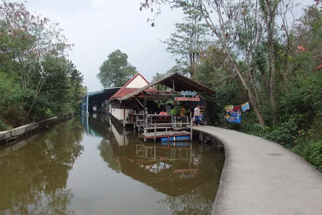 ตลาดน้ำบางน้ำผึ้ง