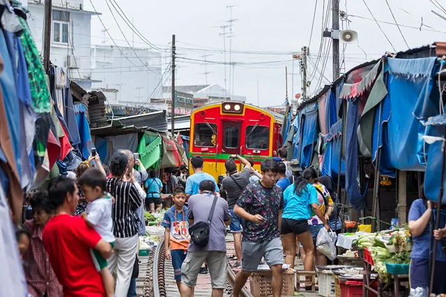 ตลาดร่มหุบ แม่กลอง
