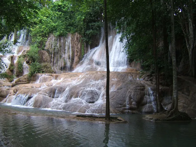น้ำตกไทรโยคน้อย และไทรโยคใหญ่