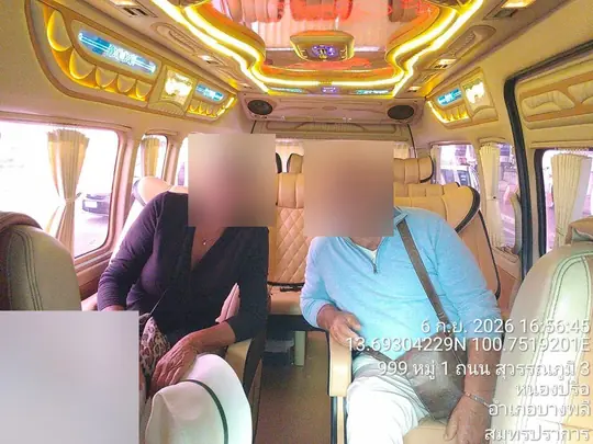 ลูกค้าคู่รักนั่งในรถตู้ VIP หลังรับจากสนามบินสุวรรณภูมิ