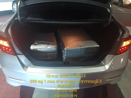 กระเป๋าเดินทางในท้ายรถตอนกลางคืน — สนามบินสุวรรณภูมิ
