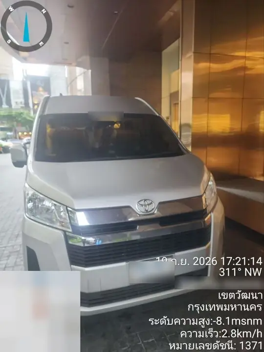 รถตู้ Toyota Commuter สีเงินจอดส่งลูกค้าหน้าโรงแรมย่านทองหล่อ