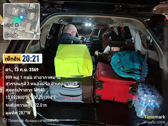 กระเป๋าเดินทางในห้องท้ายรถอเนกประสงค์ตอนกลางคืน — สนามบินสุวรรณภูมิ