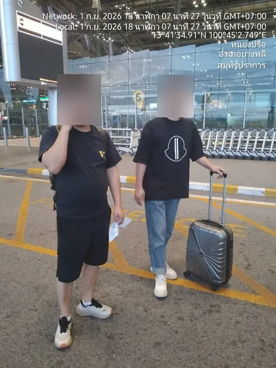 ผู้โดยสารสองคนพร้อมกระเป๋าเดินทาง ที่จุดรับรถหน้าประตู 5 สนามบินสุวรรณภูมิ