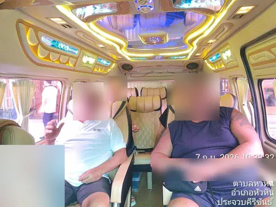 ผู้โดยสารนั่งเบาะกัปตันในรถตู้ VIP ระหว่างทริปหัวหิน